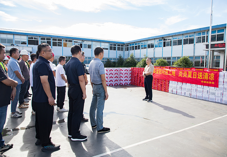 清涼送到崗 關(guān)懷送到心 市城運集團開展“夏送清涼”慰問活動