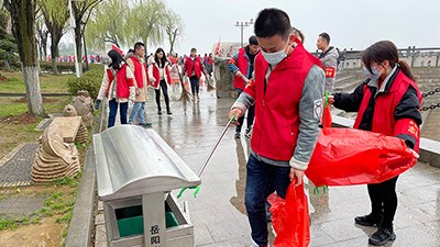 學(xué)雷鋒“守護一江碧水凈灘行動”志愿服務(wù)活動