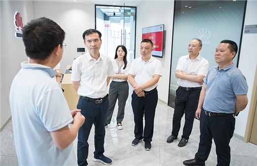 呂樂考察調(diào)研市城運集團智慧城市產(chǎn)業(yè)工作