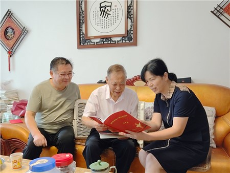 溫情傳遞 歲月禮贊 | 集團(tuán)開展離休老干部國慶慰問